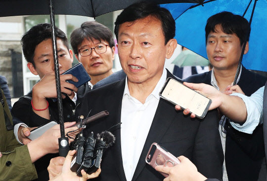 박근혜 전 대통령 측에 뇌물을 건넨 혐의 등으로 1심에서 실형을 선고받은 신동빈 롯데그룹 회장이 항소심에서 집행유예를 선고받고 5일 오후 경기도 의왕시 서울구치소에서 나오고 있다. <연합뉴스>